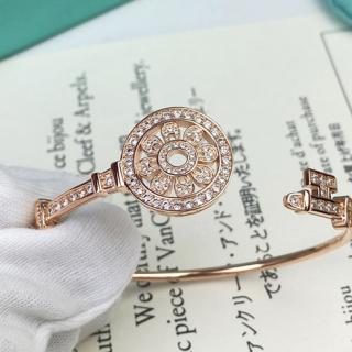 Elastic key bracelet