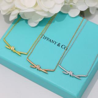 Knot necklace with diamond