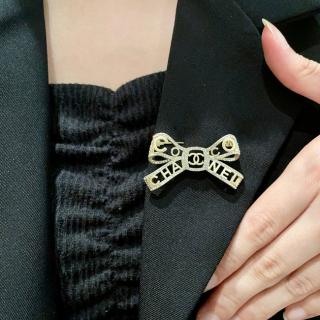 Bow brooch  11usd 