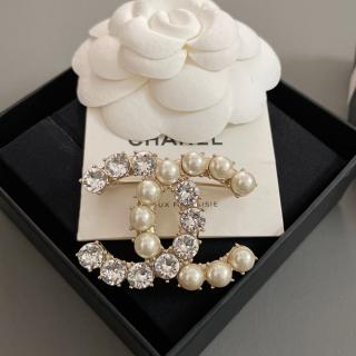 Double pin brooch 19usd