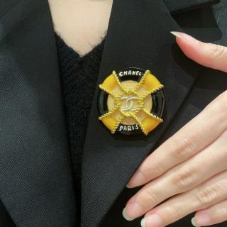 Black with Yellow brooch 11usd