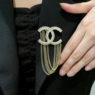Tassel brooch