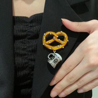 Bread Knot brooch  12usd 