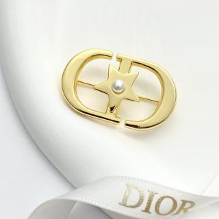 Golden CD letter pearl brooch   11usd 