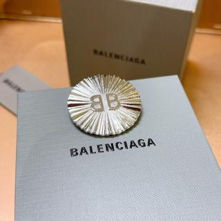 Balenciaga brooch  17usd 
