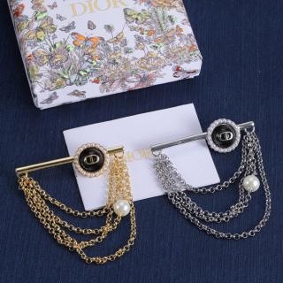 Dior brooch  17usd 